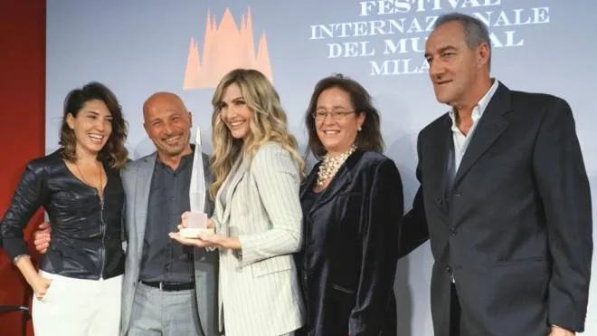 Da sinistra Arianna Bergamaschi, Diego Montrone, Lorella Cuccarini Simone Genatt e Fabrizio Carbon alla presentazione del Festival