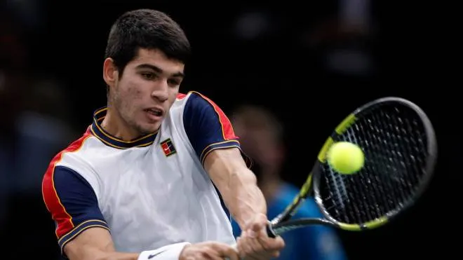 epa09565147 Carlos Alcaraz of Spain in action during his round of sixteen match against Hugo Gaston of France at the Rolex Paris Masters tennis tournament in Paris, France, 04 November 2021.  EPA/YOAN VALAT