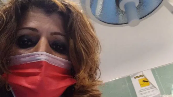 Adelina Sejdini in ospedale per le cure dopo essersi data fuoco