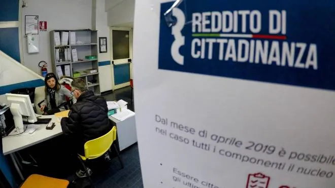 Primo giorno per richiedere il reddito di cittadinanza nel Caf  della CGIL a Napoli 6 marzo 2019.
ANSA / CIRO FUSCO