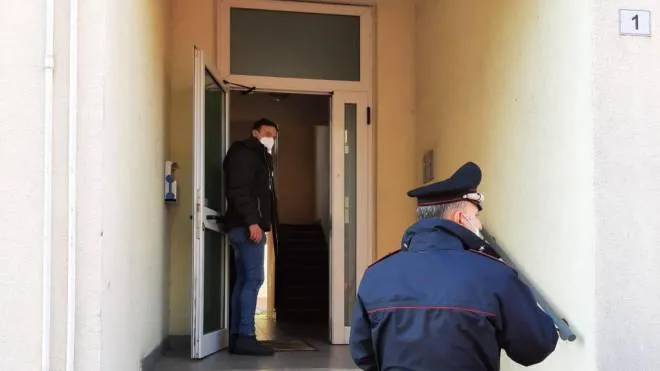 Carabinieri all'ingresso dell'abitazione dove un uomo di 68 anni, Antonio
Amicucci,  � stato accoltellato a morte dalla domestica di 51 anni che ha confessato, 24 novembre 2021. ANSA