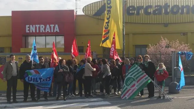 Un presidio di protesta davanti al Mercatone Uno di Madignano
