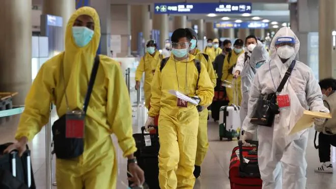 epaselect epa09610274 Passengers wearing protective gear arrive at Incheon International Airport, in Incheon, South Korea, 29 November 2021, as health authorities have imposed an entry ban on foreign arrivals from eight African countries, including South Africa, to block the inflow of the new COVID-19 variant omicron.  EPA/YONHAP SOUTH KOREA OUT