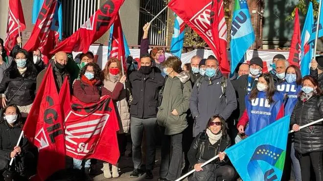 I dipendenti lombardi in presidio davanti alla Prefettura di Milano