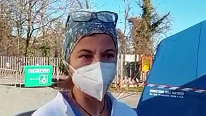 Filippa Bua, l'infermiera della Asl Biella che ha scoperto l'uomo col braccio al silicone a vaccinarsi, 3 dicembre 2021. ANSA / PAOLA GUABELLO