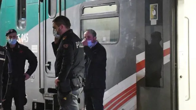 Le indagini sulla doppia aggressione sessuale sono affidate alla Polizia ferroviaria e alla Mobile di Varese che stanno dando la caccia ai due responsabili