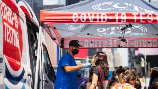 epa09371725 A person receives a rapid COVID-19 test at a mobile testing van in Times Square in New York, New York, USA, 27 July 2021. Many parts of the United States are experiencing a rise in the number of the coronavirus cases as a result of the more contagious delta variant of the virus and it is expected that the US�? Centers for Disease Control and Prevention will soon recommend that  people who are vaccinated should wear masks in certain situations when inside.  EPA/JUSTIN LANE