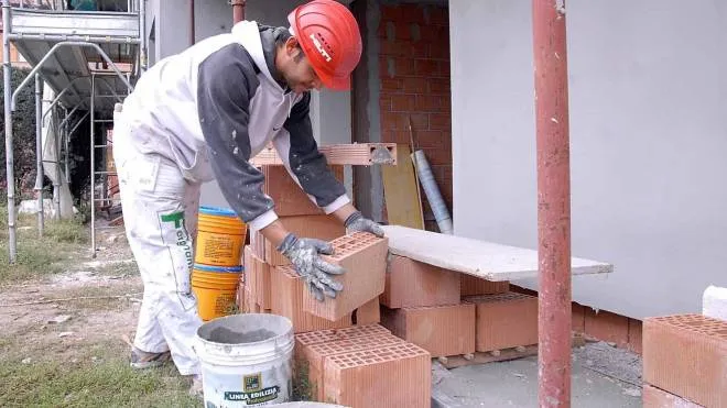 Diminuisce il numero di muratori giovani nelle aziende, cresce la necessità di nuovi addetti