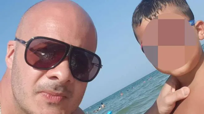 Davide Paitoni, il 40 enne che ha ucciso con una coltellata alla gola il figlio di sette anni, Daniele, nella sua abitazione di Morazzone (Varese), in una foto tratta da Facebook. FAICEBOOK DAVIDE PAITONI ++ATTENZIONE LA FOTO NON PUO' ESSERE RIPRODOTTA O PUBBLICATA SENZA L'AUTORIZZAZIONE DELLA FONTE CUI SI RINVIA++
