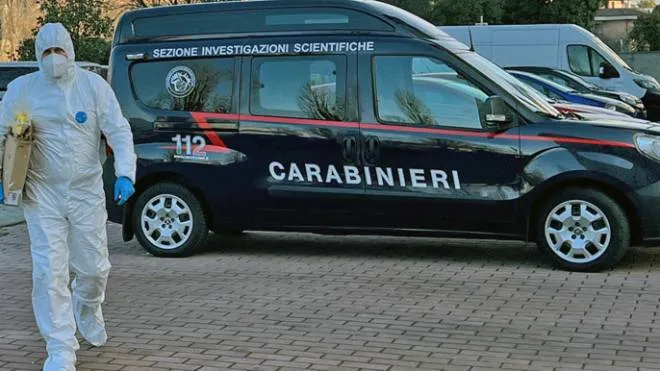 I carabinieri del reparto scientifico davanti al palazzo di Opera all’interno del quale si è consumata l’aggressione Il ventottenne con problemi psichiatrici è scappato in auto poco dopo Fermato da un incidente