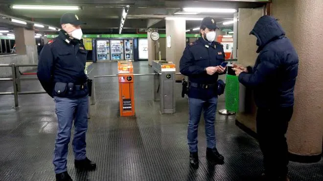 Controlli del green pass da parte della Polizia di Stato ai tornelli della stazione Lanza della metropolitana a Milano, 10 gennaio 2022.ANSA/MOURAD BALTI TOUATI