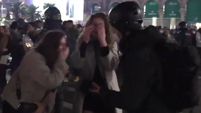 Due delle ragazze abusate in piazza Duomo dai branchi la notte di Capodanno