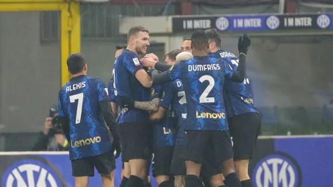 Inter Milan's players celebrate the goal scored by Inter Milan's mildfielder Stefano Sensi during the round of 16 of Coppa Italia soccer match Inter Milan and Empoli at the Giuseppe Meazza Stadium in Milan, Italy, 19 January 2022. ANSA / ROBERTO BREGANI