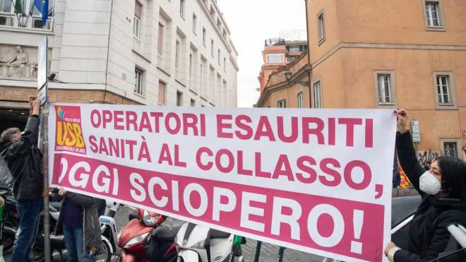 Un momento della manifestazione degli infermieri davanti al Ministero della Salute a Roma, 28 gennaio 2022.
ANSA/MAURIZIO BRAMBATTI