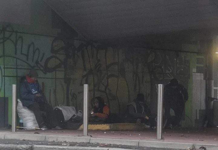 Alcuni senzatetto sotto un cavalcavia di viale Lucania, al Corvetto