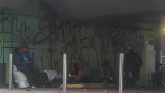 Alcuni senzatetto sotto un cavalcavia di viale Lucania, al Corvetto