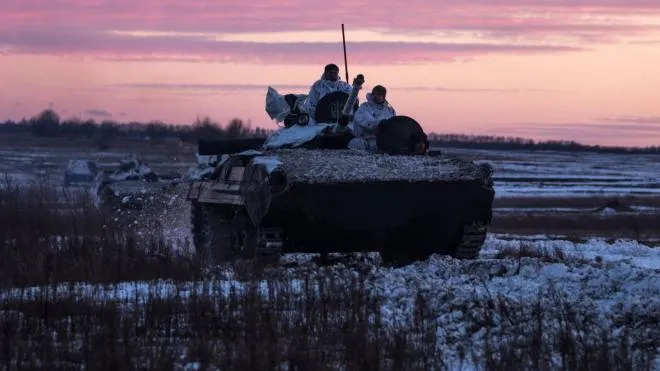 Un carro armato ucraino presidia i confini