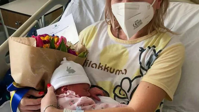 La giovane ucraina con la piccola Nikole, nata martedì dopo il lungo viaggio