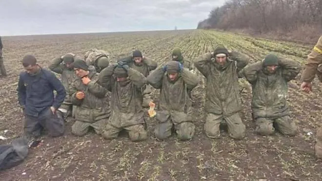 Un gruppo di soldati russi catturati nella regione di Kherson, dove è cominciato da giorni il bombardamento