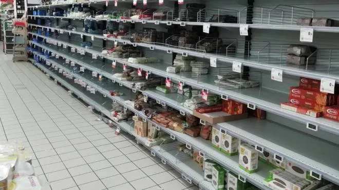 Scaffali vuoti all'interno di un supermercato di Cagliari, 11Marzo 2022. ANSA/FOIS