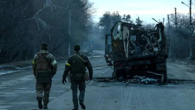 Soldati ucraini impegnati a contrastare l'avanzamento delle forze di occupazione russa, 27 febbraio 2022. TWITTER ++HO - NO SALES EDITORIAL USE ONLY++