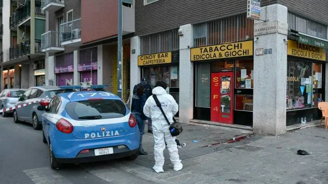 La polizia e la scientifica  sul luogo dove un uomo � stato ucciso al  Giambellino a Milano, 13 Marzo 2022,  ANSA/Andrea Fasani