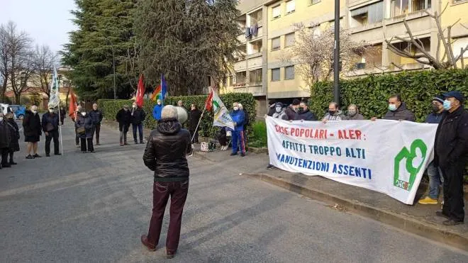 I residenti delle case Aler di viale Europa e il Sicet sono tornati in strada a protestare