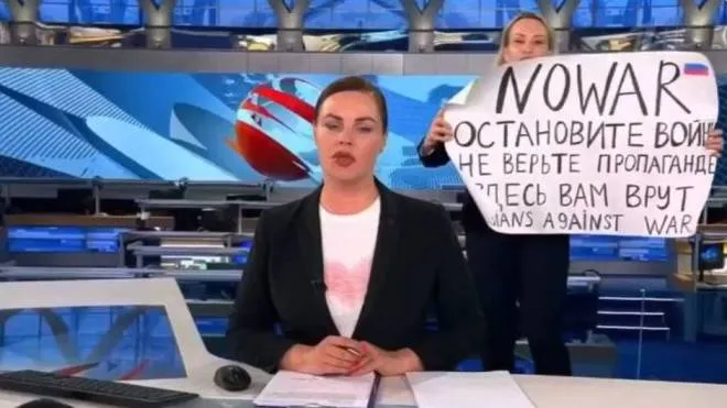 La protesta contro la guerra di Marina Ovsyannikova alla tv russa 
