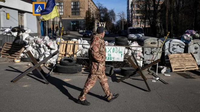 A flag of Ukraine is displayed at a military check point in the center of Kyiv on March 15, 2022, on the 20th day of the Russian invasion of Ukraine. - Russian and Ukrainian delegations resumed talks on Maarch 15, 2022, as Russian strikes on Kiev increased and the Russian offensive spread across the country, sending more than three million Ukrainians into exile. (Photo by FADEL SENNA / AFP)