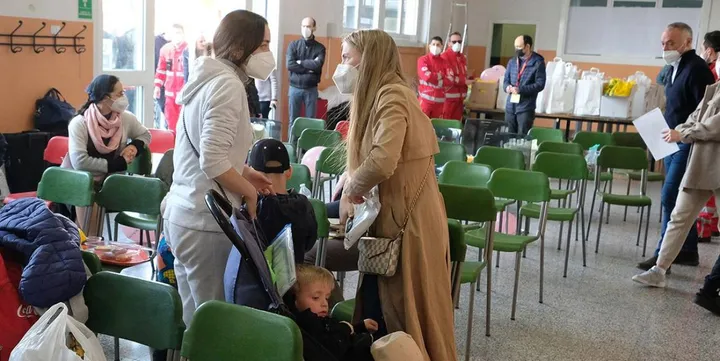 Profughi in fuga dall’Ucraina in arrivo in Lombardia e ospitati dalle famiglie