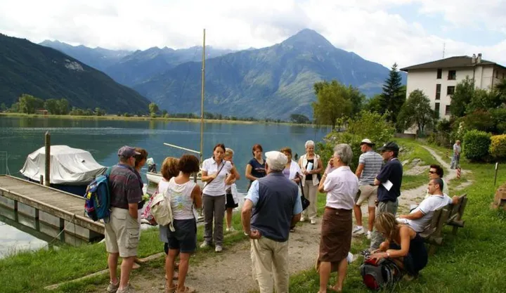 Il lago di Novate attira turisti per la sua bellezza e la ricchezza della natura