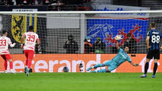 epa09876453 Andre Silva (L) of Leipzig sees his penalty saved by goalkeeper Juan Musso of Atalanta during the UEFA Europa League quarter final, first leg soccer match between RB Leipzig and Atalanta BC in Leipzig, Germany, 07 April 2022.  EPA/FILIP SINGER