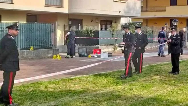 I carabinieri all’esterno della palazzina dove si è consumato il delitto: la donna ha sparato sul marciapiede