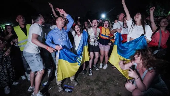 I tifosi dell'Ucraina festeggiano dopo la vittoria all''Eurovision song contest al villaggio del parco del Valentino. Torino 15 maggio 2022 ANSA/TINO ROMANO