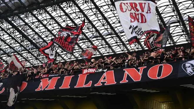 AC Milan fans celebrate in the stands during the Italian Serie A football match between AC Milan and Atalanta Bergamo at the San Siro stadium in Milan on May 15, 2022. - AC Milan beat Atalanta Bergamo 2-0. (Photo by Miguel MEDINA / AFP)