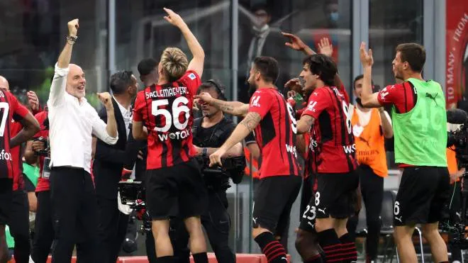 AC Milan�?s manager Stefano Pioli  (L) jubilates with his players after winning  the Italian serie A soccer match between AC Milan and Atalanta at Giuseppe Meazza stadium in Milan, 15 May 2022.
ANSA / MATTEO BAZZI