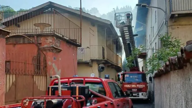 I vigili del fuoco sul luogo dove un appartamento � andato a fuoco ad Andorno Micca, 16 maggio 2022.
ANSA/Matteo Pria