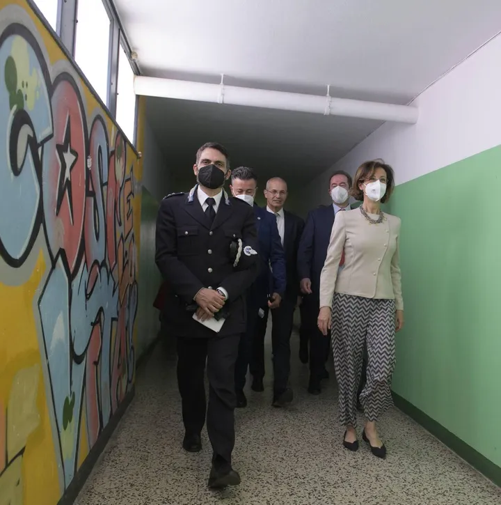Il ministro Marta Cartabia in un corridoio dell’Istituto penale