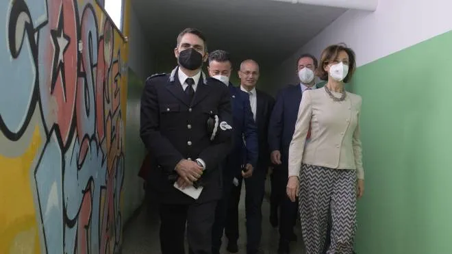 Il ministro Marta Cartabia in un corridoio dell’Istituto penale