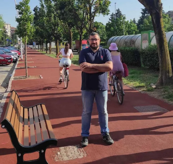 Il vicesindaco Saimon Gaiotto sulla nuova ciclopedonale in via Mantegna: fiore all’occhiello del restyling milionario che trasformerà la strada in un boulevard
