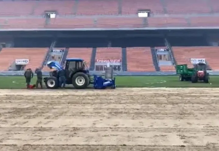 Operai e trattori al lavoro per rizollare il manto erboso della stadio di San Siro