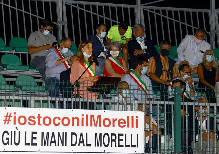 Alcuni sindaci con la fascia durante una manifestazione a difesa dell’ospedale Morelli