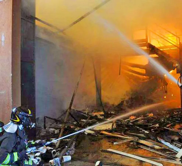 Una fase dell’intervento delle diverse squadre dei Vigili del fuoco accorse per domare l’incendio che ha devastato la storica impresa “Vicentini“
