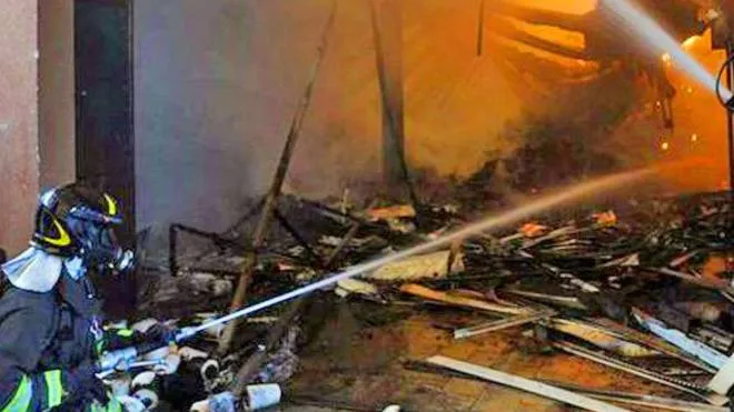 Una fase dell’intervento delle diverse squadre dei Vigili del fuoco accorse per domare l’incendio che ha devastato la storica impresa “Vicentini“
