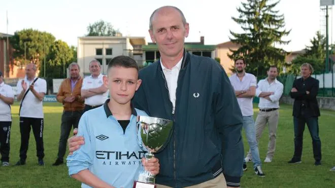 Un giovanissimo Phil Foden viene premiato miglior giocatore del torneo nel 2013