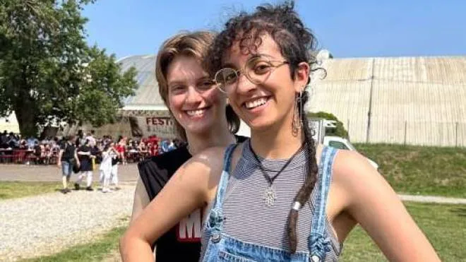 La coppia Lory Barthé e Dani Bosi “non binary“ e “transgender“ Accanto, l’attivista Antonia Monopoli
