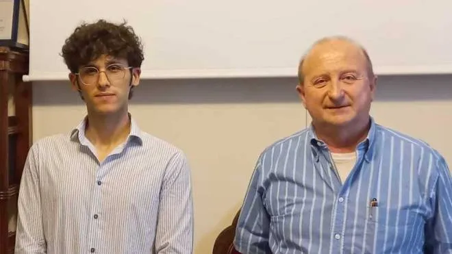 Lo studente Francesco Mancini e il direttore del Pis, Stefano Cattaneo