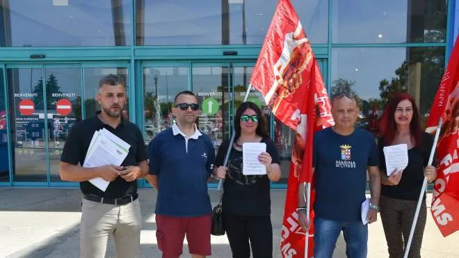 Rescaldina: la protesta organizzata contro il licenziamento dei quattro lavoratori Conad ex Auchan