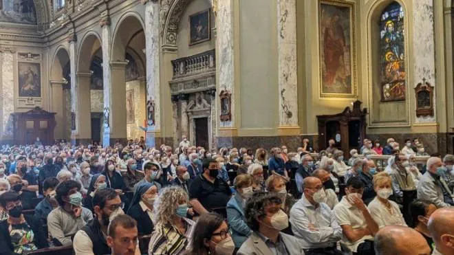 La chiesa prepositurale colma di gente per l’addio a don Angelo Gornati