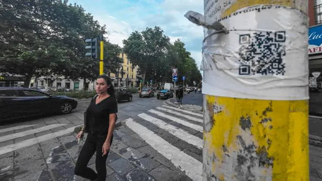 QR Code pubblicitari su pali di semafori e segnaletica verticale a Milano 